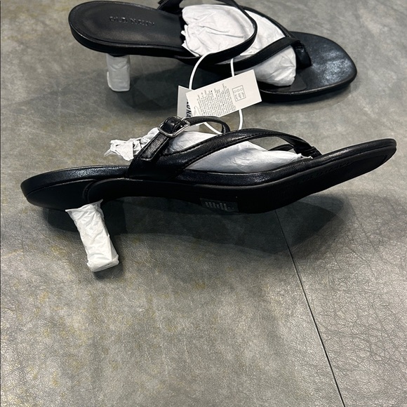 Old Navy Kitten Heel Thong Sandals In Blackjack - Picture 3 of 5